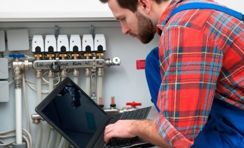 Monteur bei der Heizungswartung in Hamburg